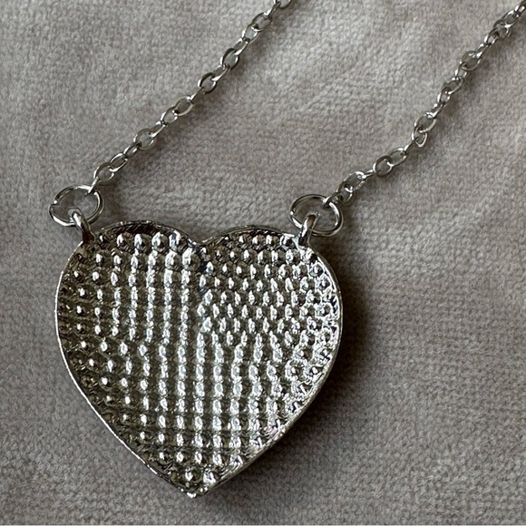 Fashion Jewelry Necklace Silver Heart Shaped American Flag NWOT - Picture 5 of 5